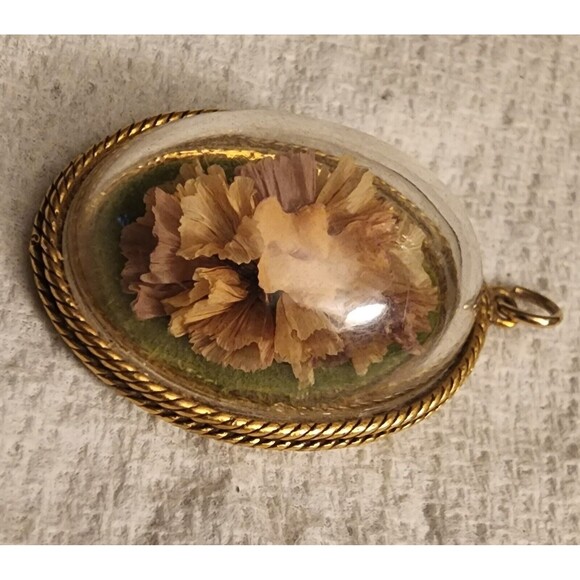 Vintage Dried Flowers in LUCITE Dome Reversible to GoldTone FILIGREE Pendant GuC - Picture 3 of 7